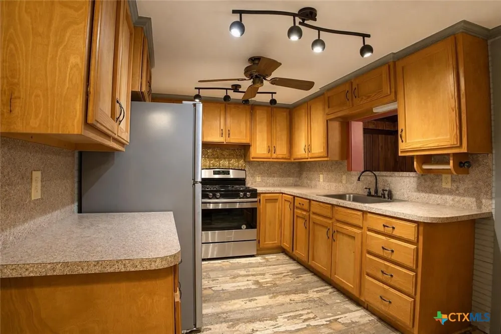 1716 W Main Street Gatesville, TX 76528