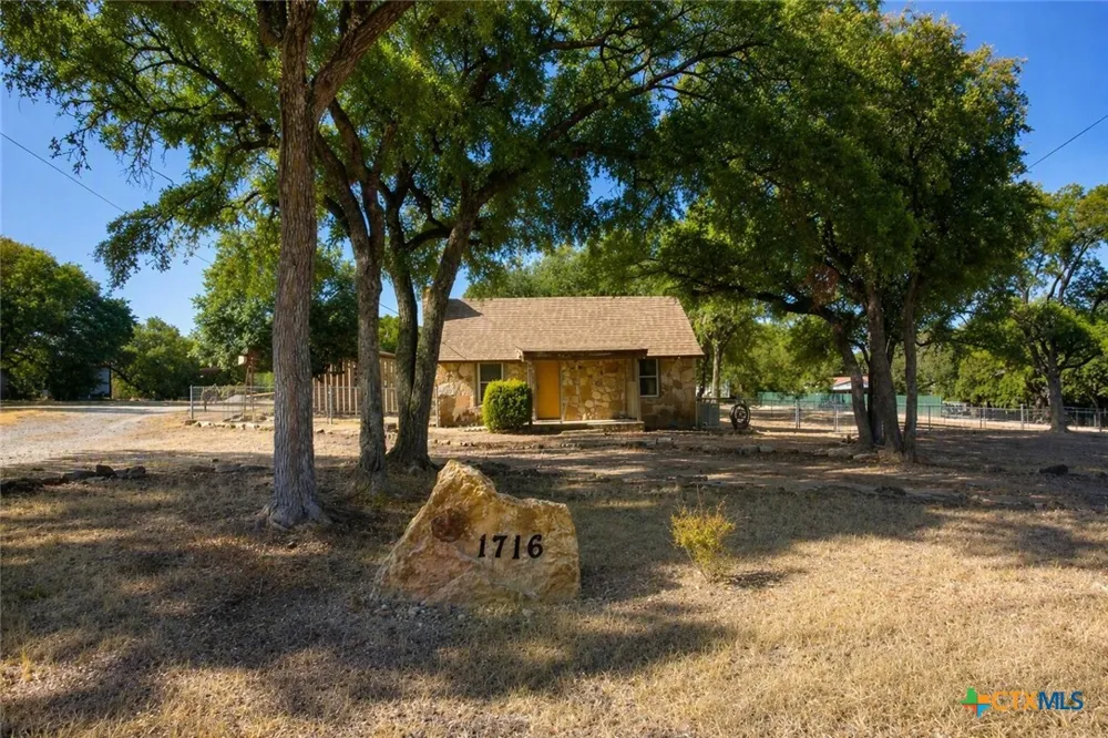1716 W Main Street Gatesville, TX 76528