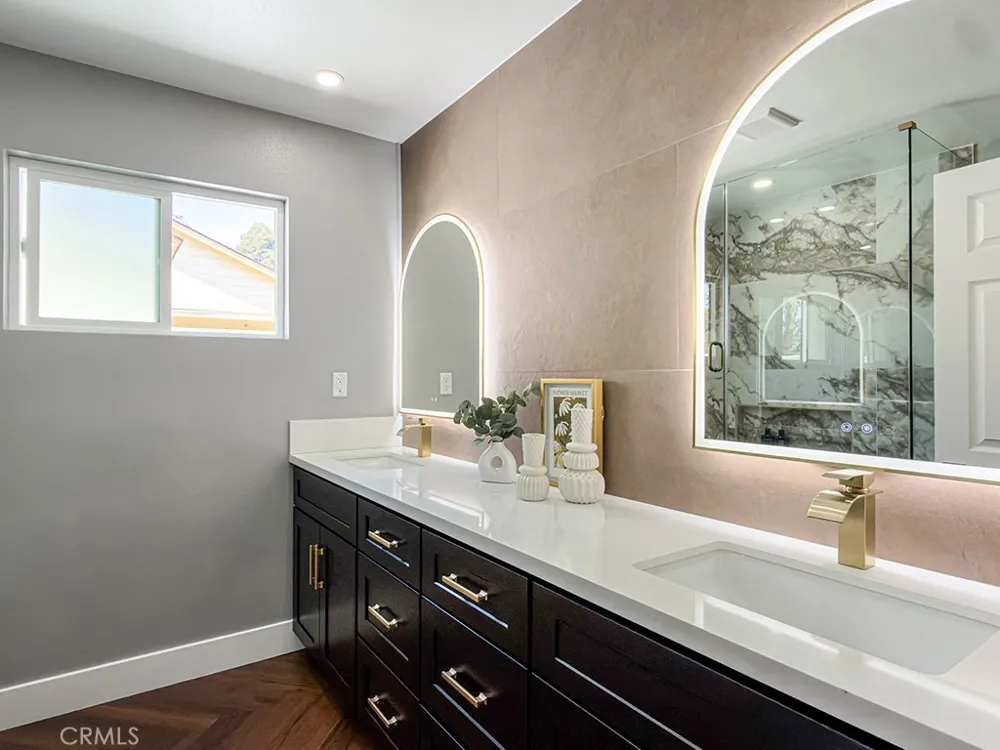 527 Park Orange, CA 92867