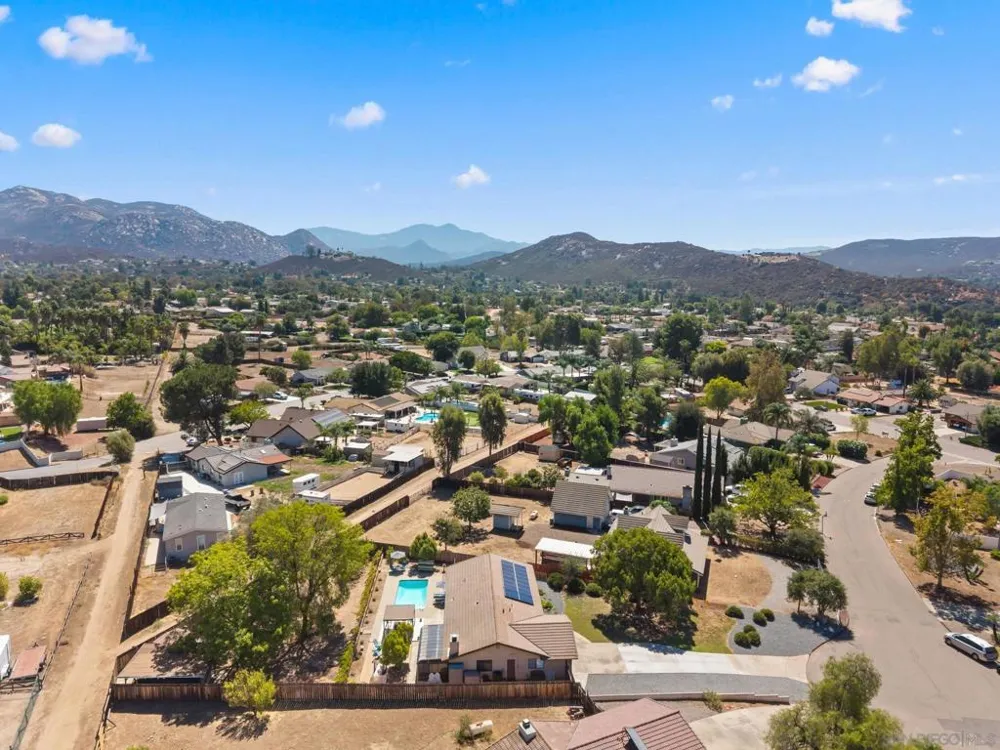 16333 Bassett Ramona, CA 92065