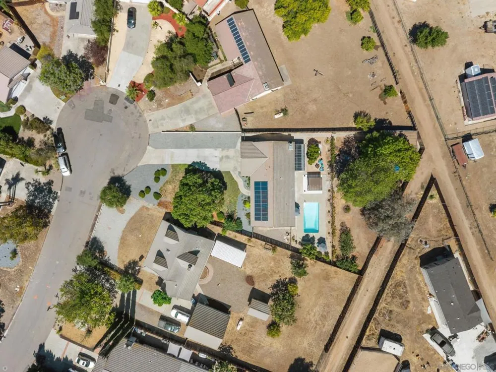 16333 Bassett Ramona, CA 92065
