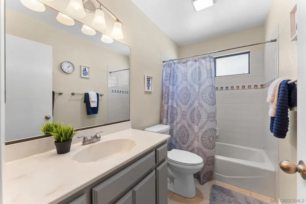 16333 Bassett Ramona, CA 92065