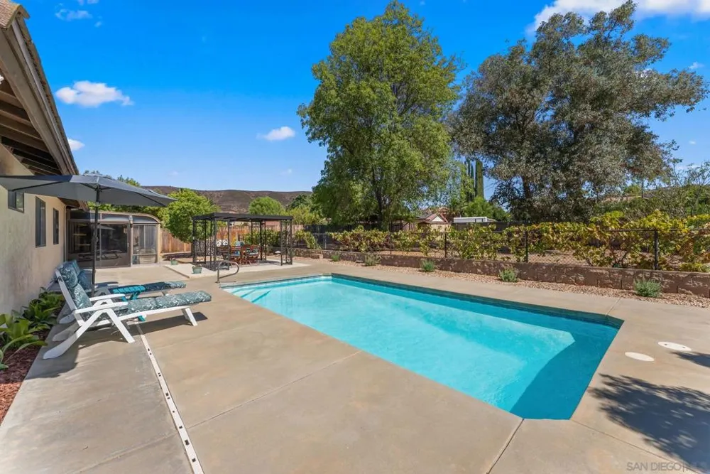 16333 Bassett Ramona, CA 92065