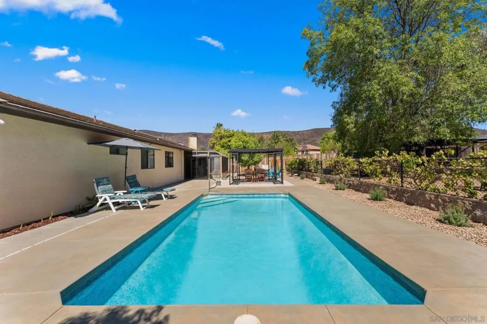 16333 Bassett Ramona, CA 92065