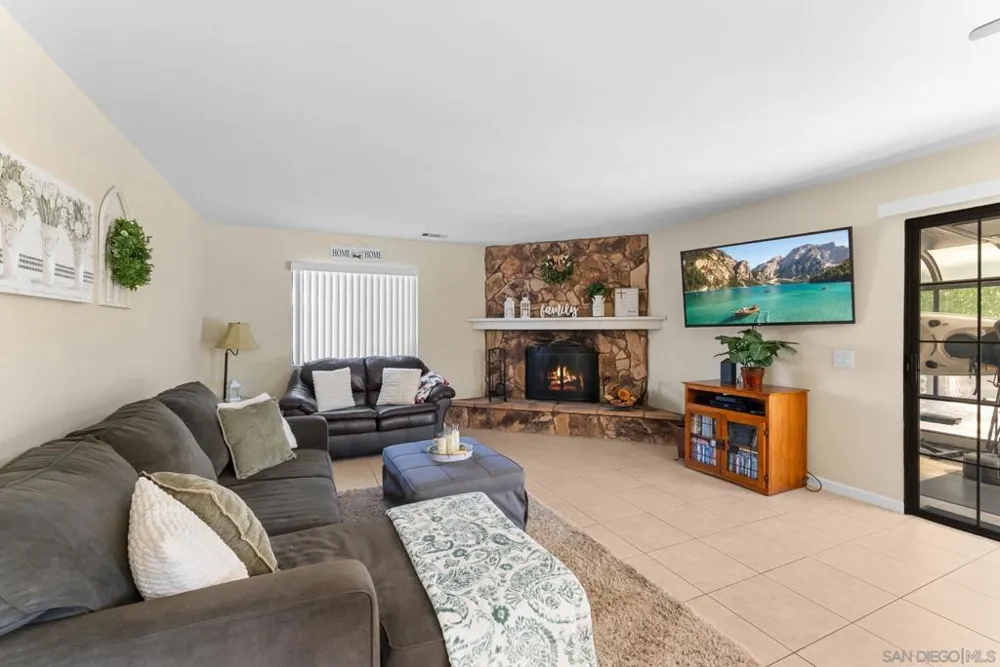 16333 Bassett Ramona, CA 92065