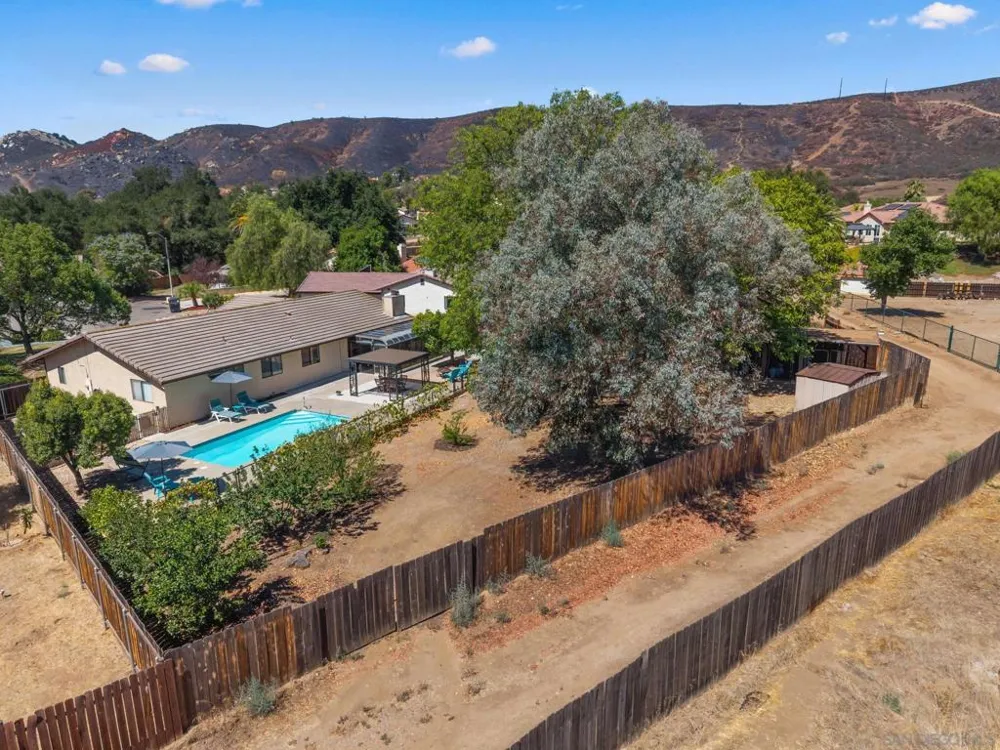 16333 Bassett Ramona, CA 92065