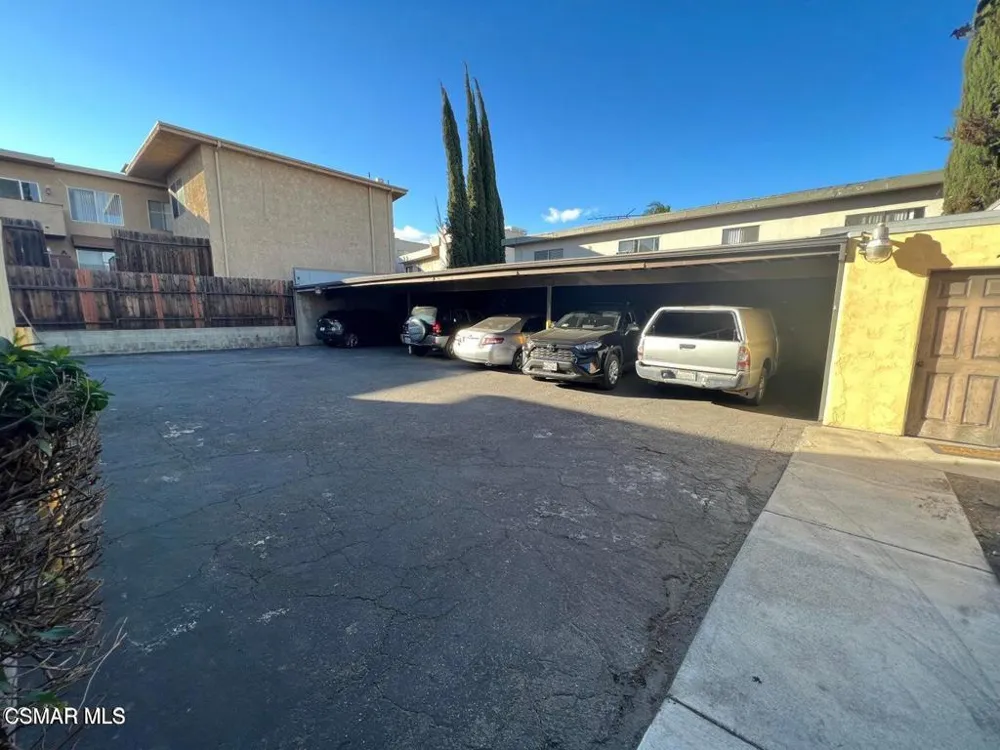 18617 Clark Street #4 Tarzana, CA 91356