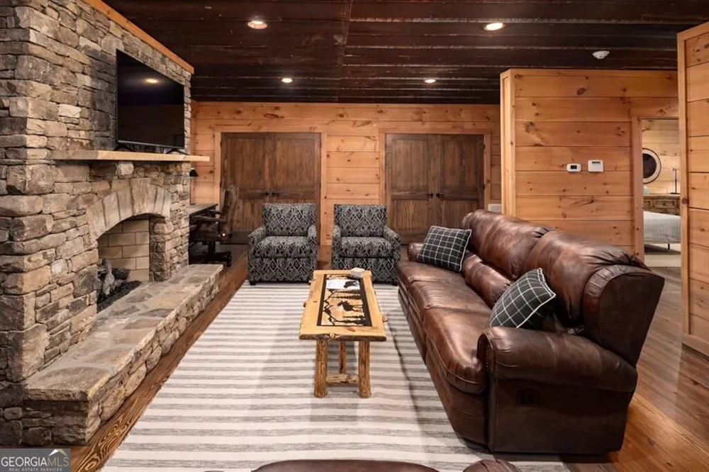3049 Tray Mountain RD Sautee Nacoochee, GA 30157