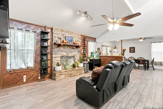 410 Susie Dr Canyon Lake, TX 78133