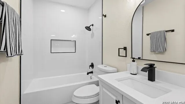 300 RIDGE CREST DR Seguin, TX 78155