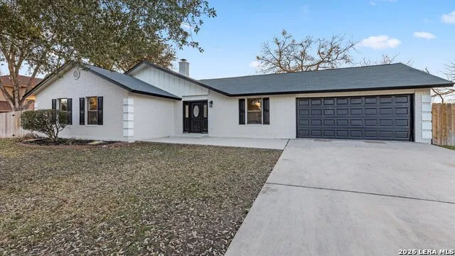 300 RIDGE CREST DR Seguin, TX 78155