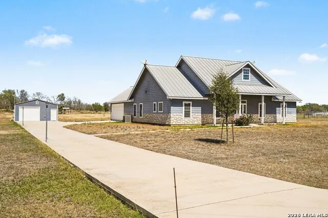 1005 County Road 678 Natalia, TX 78059
