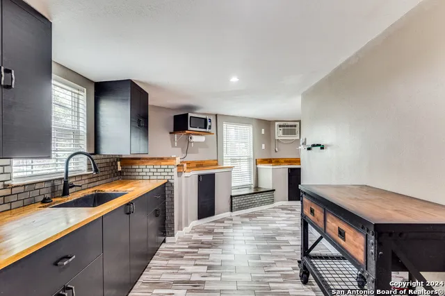259 Park Dr Lakehills, TX 78063