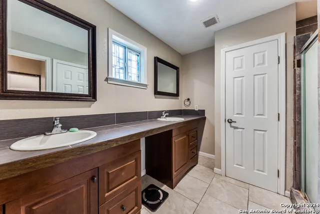 259 Park Dr Lakehills, TX 78063