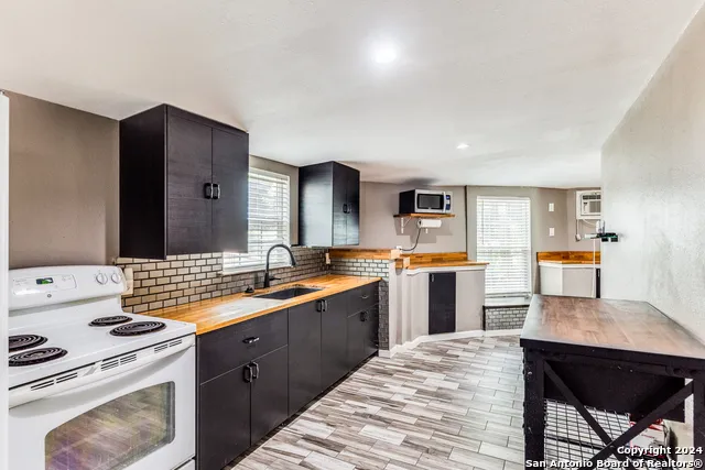 259 Park Dr Lakehills, TX 78063