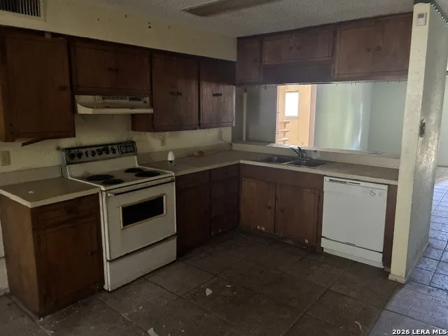 135 Avenida Juarez Brackettville, TX 78832