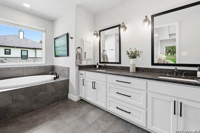 125 TRANQUILITY DR La Vernia, TX 78121
