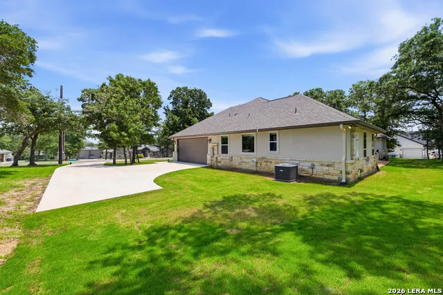 125 TRANQUILITY DR La Vernia, TX 78121