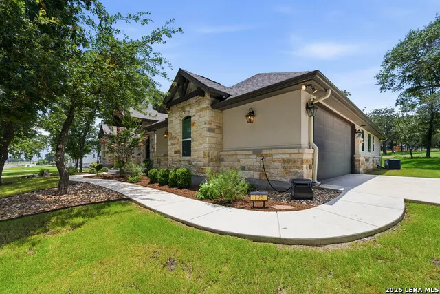 125 TRANQUILITY DR La Vernia, TX 78121