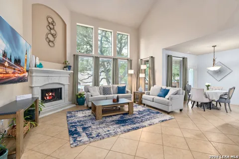 8810 WOODLAND BND