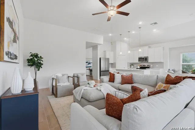 132 RENO TRL Floresville, TX 78114