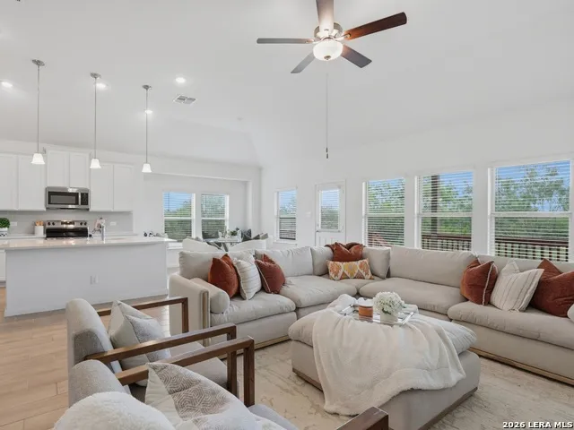 132 RENO TRL Floresville, TX 78114