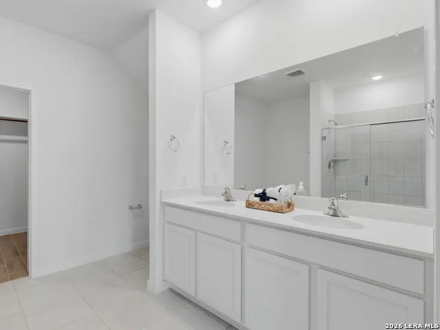 132 RENO TRL Floresville, TX 78114