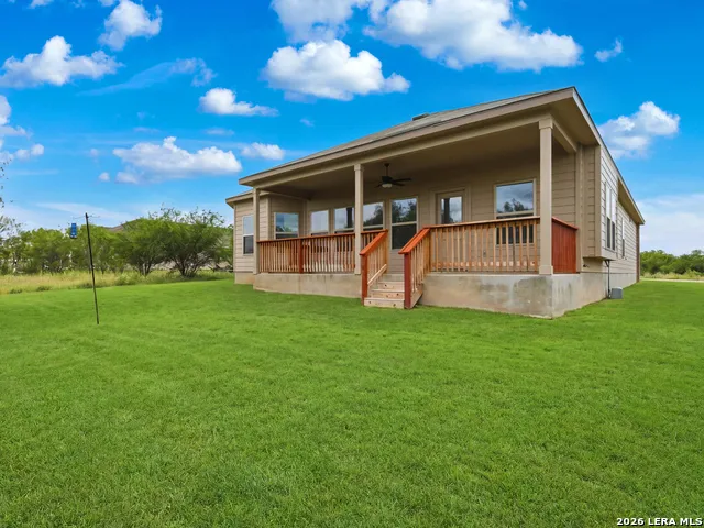 132 RENO TRL Floresville, TX 78114