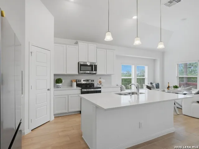 132 RENO TRL Floresville, TX 78114