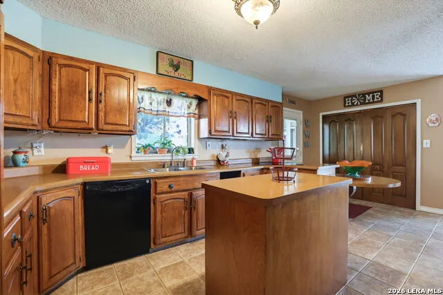 12591 LAVERNIA RD St Hedwig, TX 78152