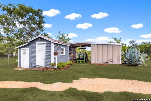 12591 LAVERNIA RD St Hedwig, TX 78152