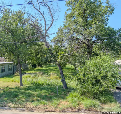 224 E LEONA ST Uvalde, TX 78801