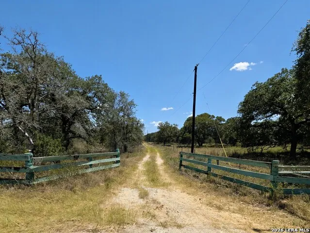 2404 County Road 320 Floresville, TX 78114
