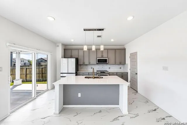 207 Brook Shadow Cibolo, TX 78108