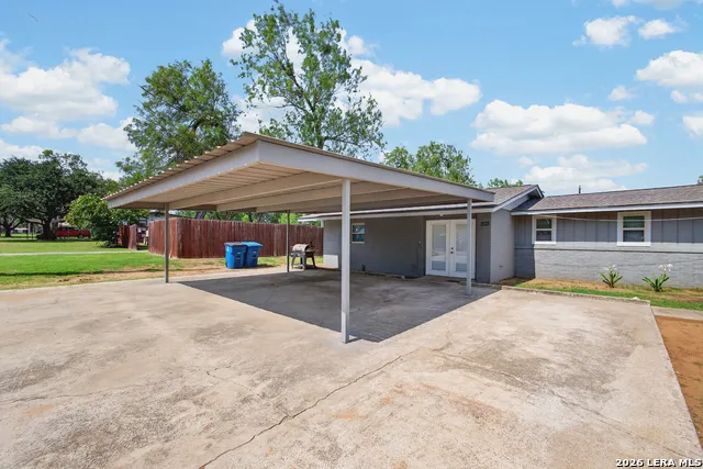 209 GREENLAWN AVE Pleasanton, TX 78064