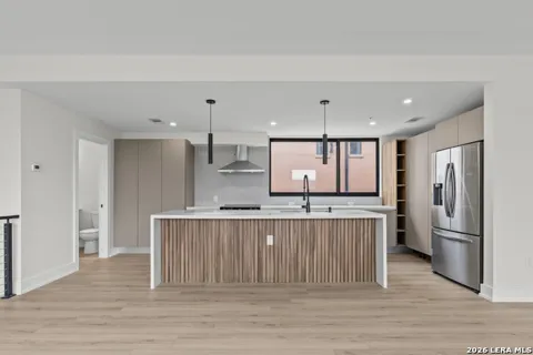 222 E Courtland Pl Unit 1