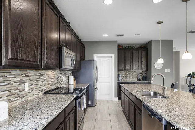 618 Wagon Wheel Dr Canyon Lake, TX 78133