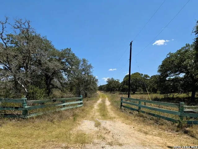2404 County Road 320 Floresville, TX 78114