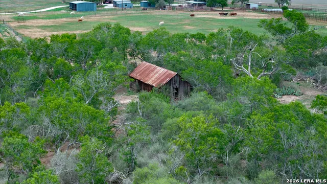 1251 County Road 210 Floresville, TX 78114