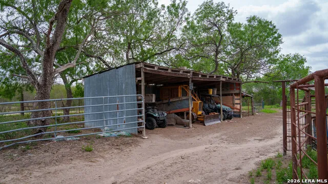 1251 County Road 210 Floresville, TX 78114