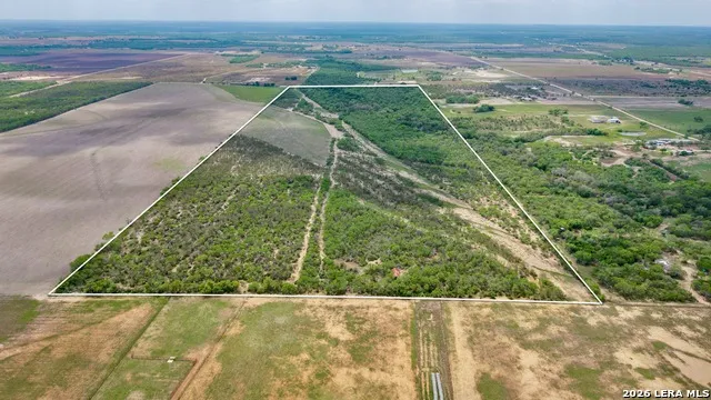 1251 County Road 210 Floresville, TX 78114