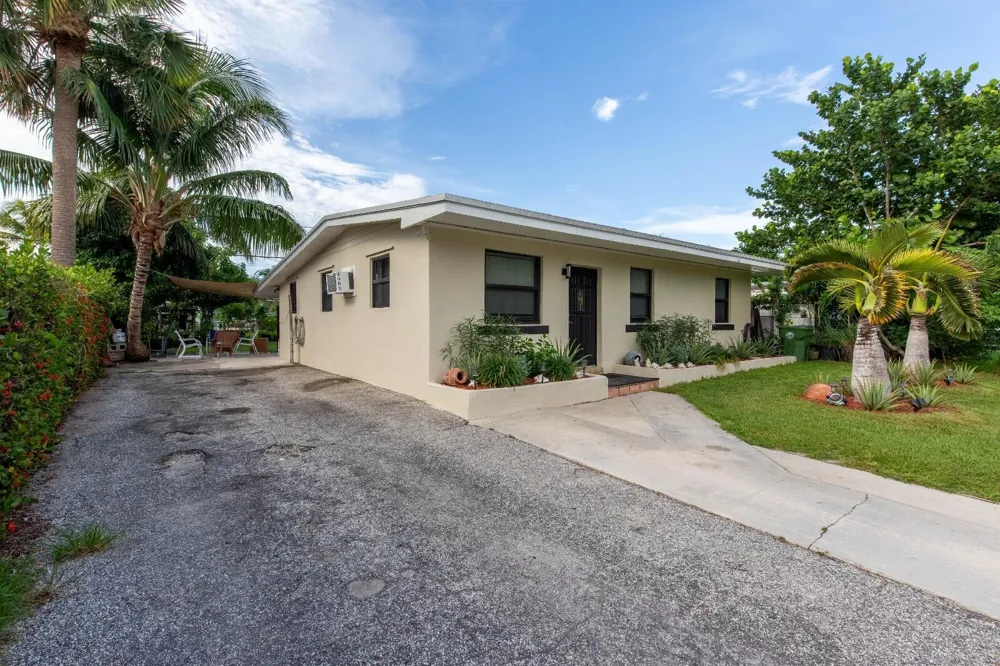 172 JAMAICA DRIVE Palm Springs, FL 33461