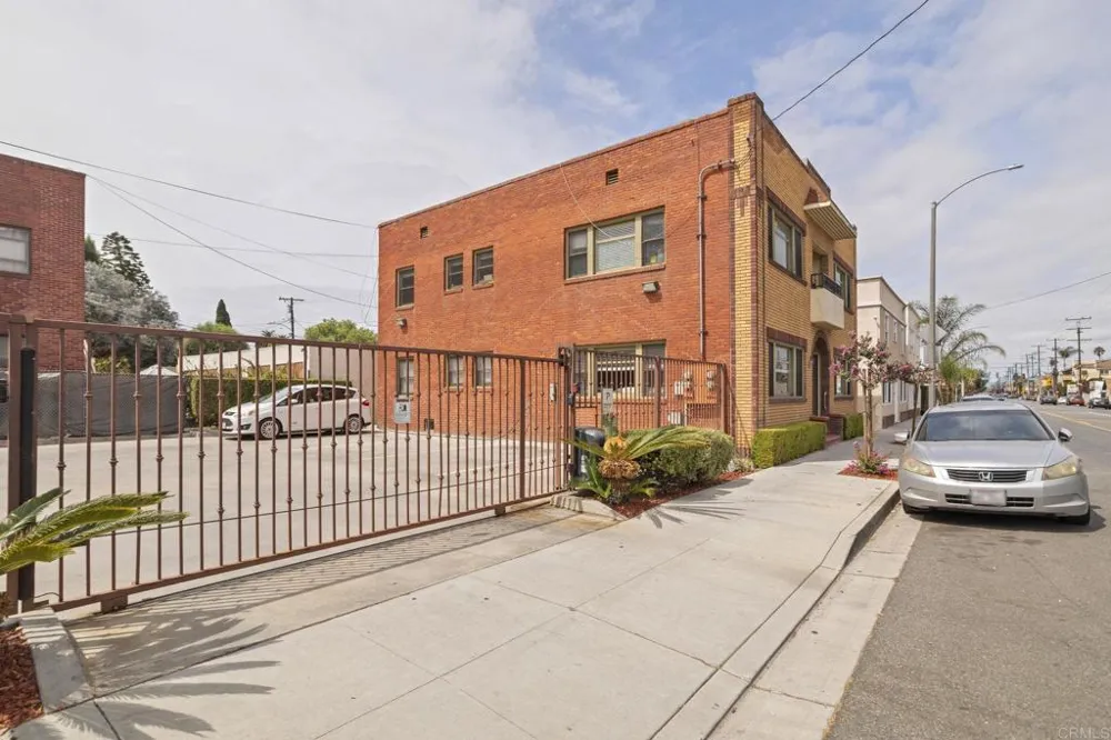 2528 E 10th Street Long Beach, CA 90804