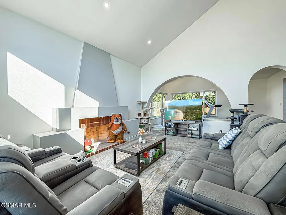 564 Strauss Drive Newbury Park, CA 91320