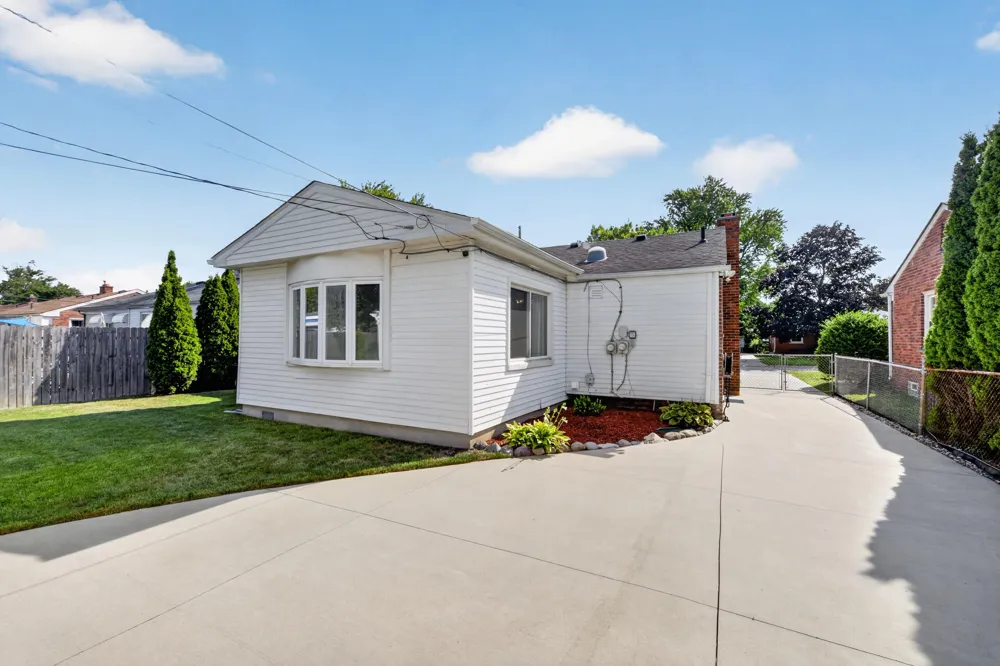 11025 Mayfield Street Livonia, MI 48150
