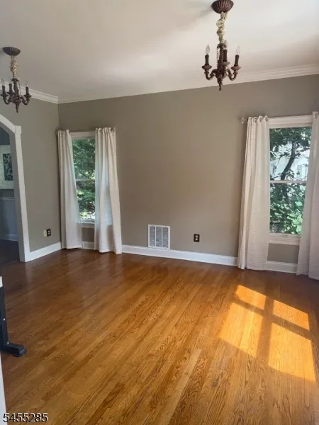 5 Pilgrim Ct Cedar Grove, NJ 07009