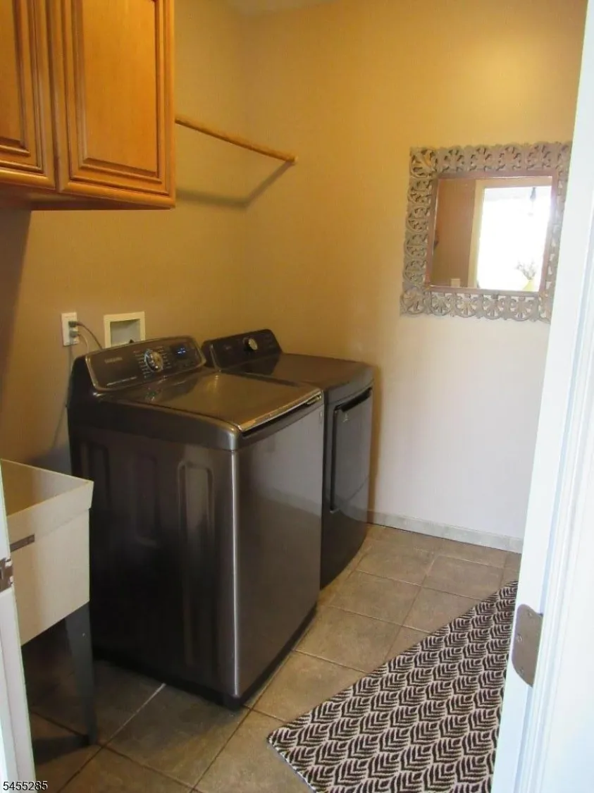 5 Pilgrim Ct Cedar Grove, NJ 07009