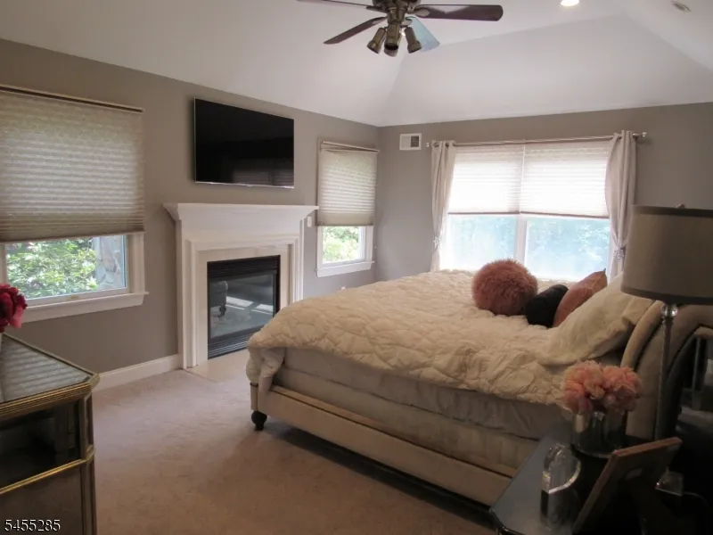 5 Pilgrim Ct Cedar Grove, NJ 07009