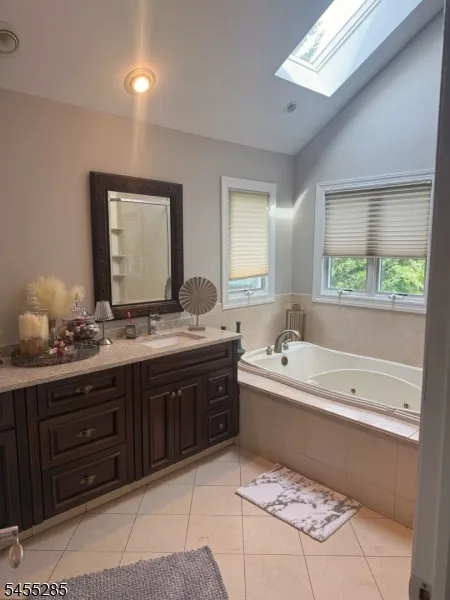5 Pilgrim Ct Cedar Grove, NJ 07009