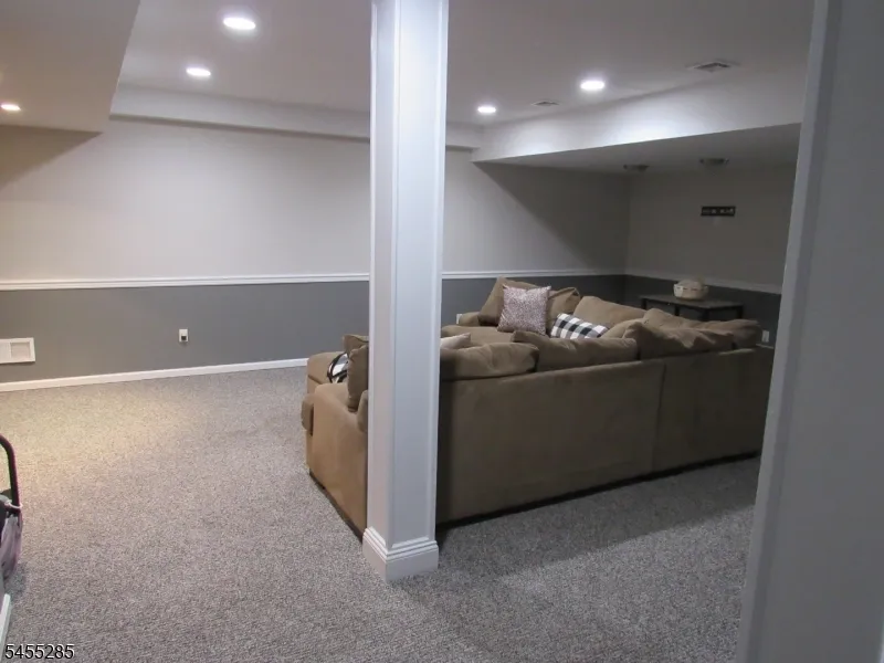 5 Pilgrim Ct Cedar Grove, NJ 07009